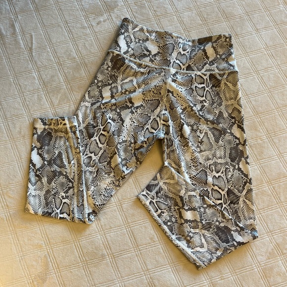 Victoria’s Secret Sport Leggings Leopard - Picture 2 of 6